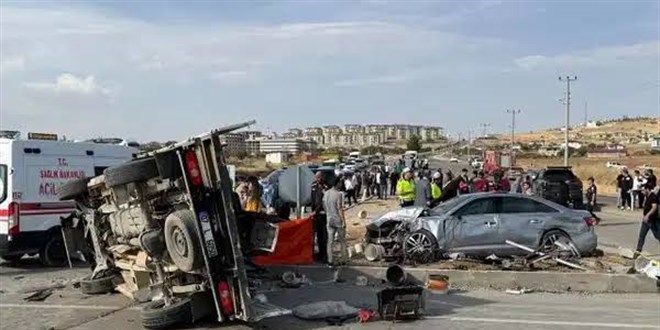 MHP'li vekil Zuhal Karako�'un bulundu�u konvoy kaza yapt�: 1 �l�, 7 yaral� - Son Dakika Haber