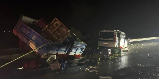 Sakarya'da 3 arac�n kar��t��� kazada 2 ki�i �ld� - Son Dakika Haber