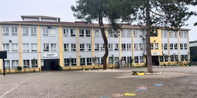 ��rencilerin kavgas�n� ay�ran hizmetli darbedildi, ��retmen bayg�nl�k ge�irdi