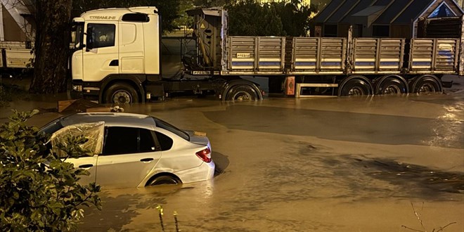 Kocaeli'de sa�anak: Caddeler ve sokaklar g�le d�nd� - Son Dakika Haber