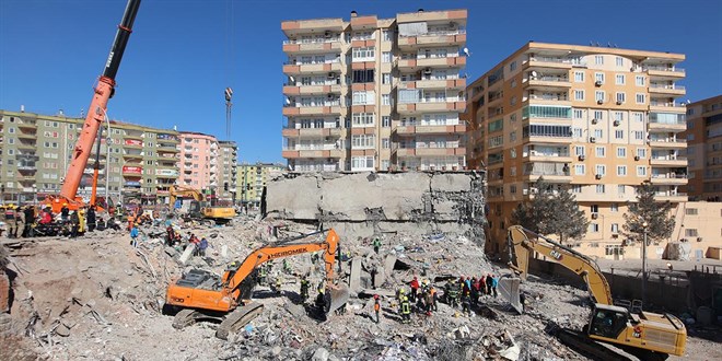 77 ki�iye mezar olan binayla ilgili 3 belediye �al��an�na dava