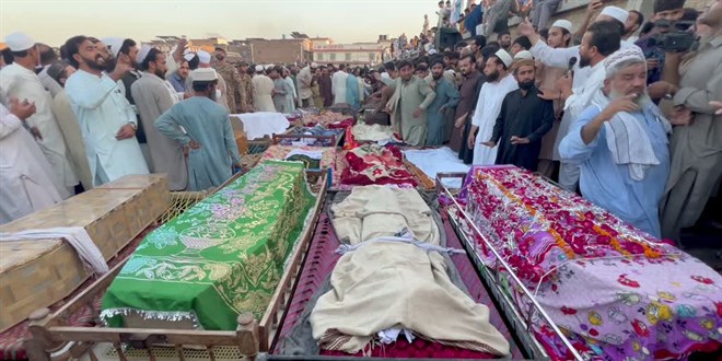 Pakistan'da okulun �at�s�n�n ��kmesi sonucu 33 ki�i �ld� - Son Dakika Haber