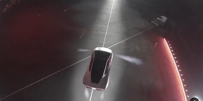 Elon Musk, Tesla Roadster'� tan�tt�: U�an araba 2028'de geliyor - Son Dakika Haber