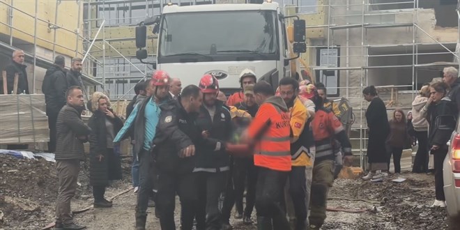Sel nedeniyle su tahliyesi yaparken kuyuya d��en i��i �ld� - Son Dakika Haber