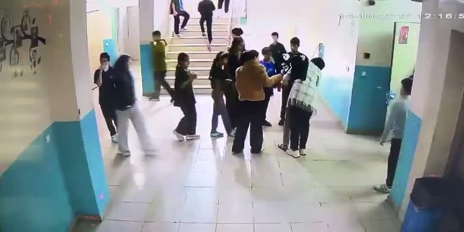 Bo�az�na yiyecek par�as� tak�lan ��renciyi ��retmeni kurtard�