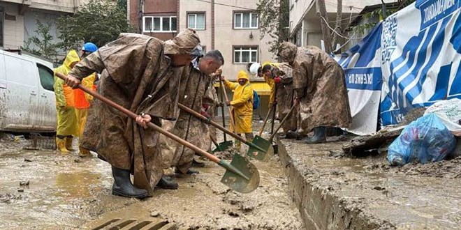 Selden etkilenen Sar�yer'de temizlik �al��malar�na jandarma deste�i - Son Dakika Haber
