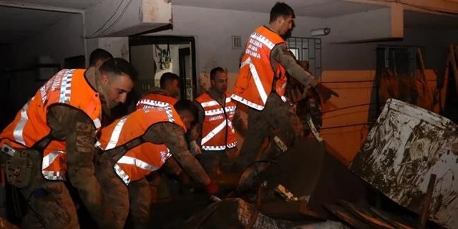 Sar�yer'de sel ma�durlar�na jandarma deste�i: 218 personel g�revde - Son Dakika Haber