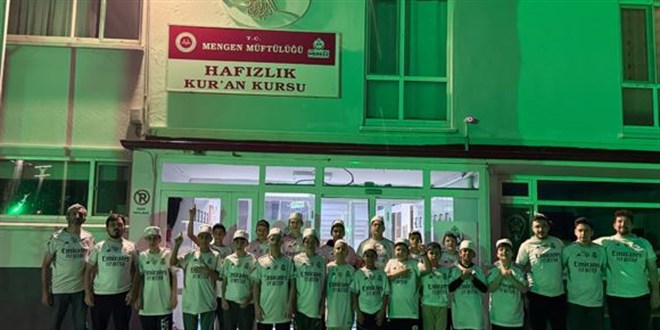 Arda G�ler, haf�zl�k ��rencilerine imzal� forma g�nderdi