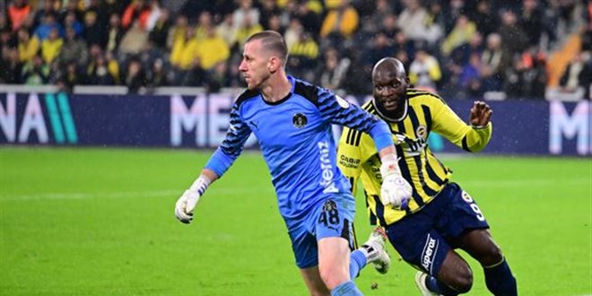 Fenerbah�e, evinde Alanyaspor'u ma�lup eti