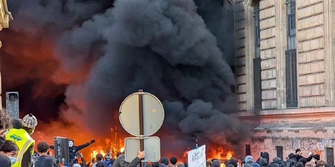 Fransa'da ortal�k yang�n yeri: Tarihi binalar yak�ld� - Son Dakika Haber