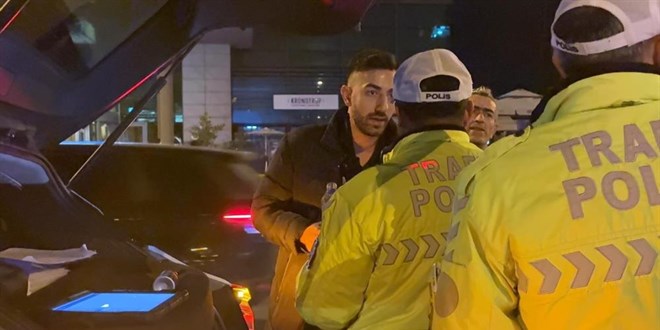 'Te�kilat m�s�n�z' diyen alkoll� s�r�c�ye polisten anlaml� cevap: Polis te�kilat�y�z - Son Dakika Haber