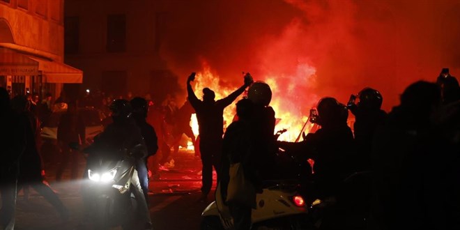 Fransa'da sar� yelekliler protestolar�: 1 �l�, 1800'den fazla g�zalt�