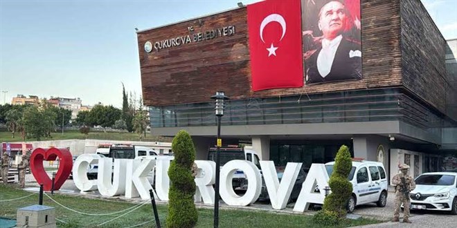 �ukurova Belediyesi'ne operasyon
