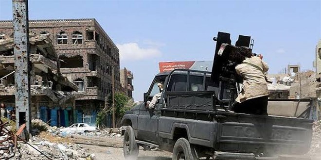Yemen'de Husiler'den e�itim kamp�na sald�r�: 53 �l� - Son Dakika Haber