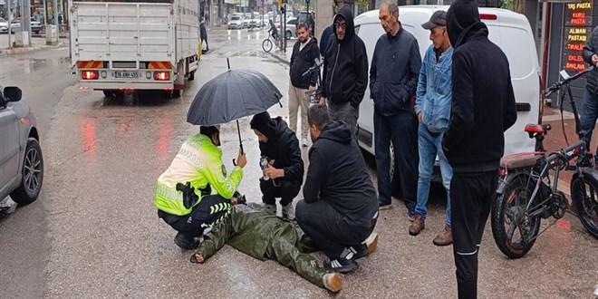Yaral� ki�inin ba��nda �emsiyeyle bekleyen polis �d�llendirildi