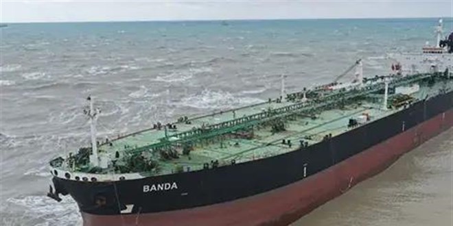 Karaya oturan 238 metrelik BANDA tankeri kurtar�ld�