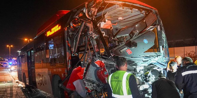 Ankara'da belediye otob�s� �st ge�ide �arpt�: 24 yaral�