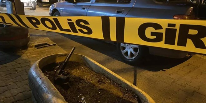 Konak Sahili'nde 'laf atma' kavgas�: 44 ya��ndaki adam�n kula�� koptu