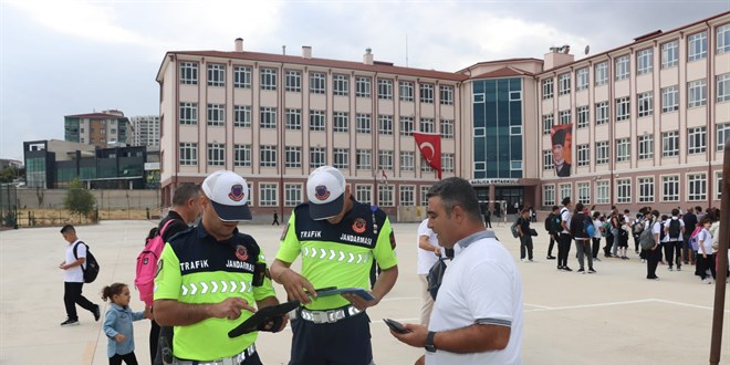 Ankara'da okul servis ara�lar�na s�k� denetim: 64 araca 1,5 milyon lira ceza