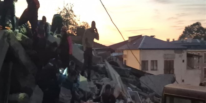 Zonguldak'ta 3 katl� bina ��kt�: Enkazda kalan 2 ki�iden 1'i kurtar�ld� - Son Dakika Haber