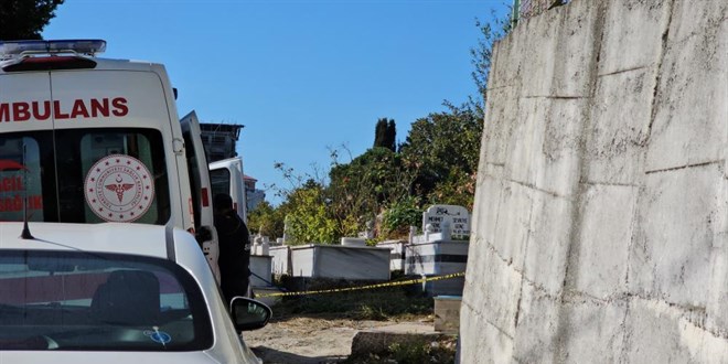 Emekli polis memuru mezarl�kta �l� bulundu