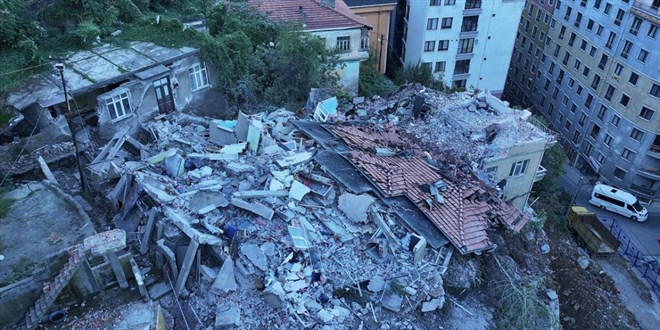Zonguldak'ta ��ken binada can kayb�: 7 bina tedbiren bo�alt�ld�: