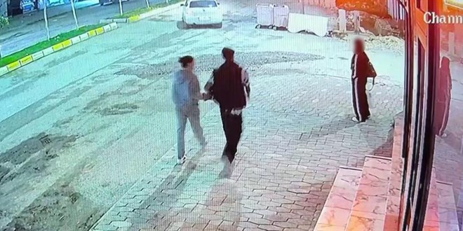 Vicdanlar� s�zlatan anlar: Yemek yiyen kediye ta�la vurdu - Son Dakika Haber