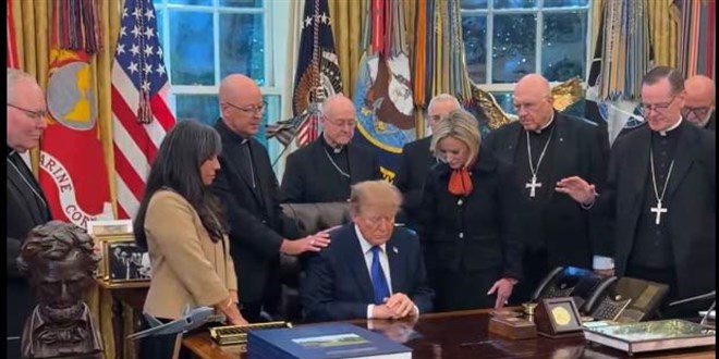 Trump Oval Ofis'te Katolik piskoposlarla dua etti
