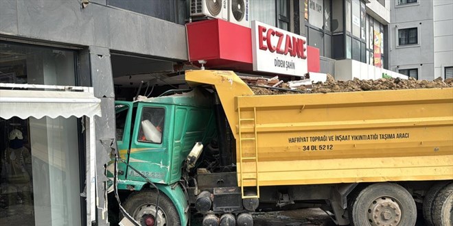 Pendik'te hafriyat kamyonu eczaneye �arpt�: 7 yaral�