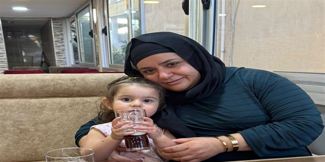 Hatay'da otomobilin �arpt��� anne ve k�z� �ld�