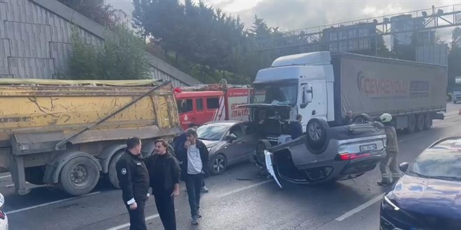 Ba�c�lar'da TEM Otoyolu'nda zincirleme kaza: 5 ara� kar��t�, yaral�lar var - Son Dakika Haber
