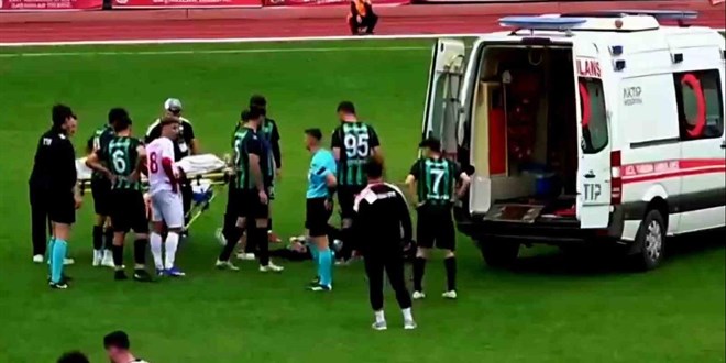 Ma��n son dakikalar�nda fenala�an futbolcu kalp krizi ge�irdi - Son Dakika Haber
