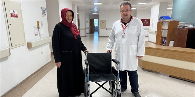 Tekerlekli sandalyeyle geldi, y�r�yerek taburcu oldu - Son Dakika Haber