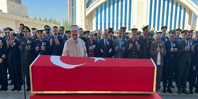 Askeri ara� kazas�nda �ehit olan albay, son yolculu�una u�urland� - Son Dakika Haber