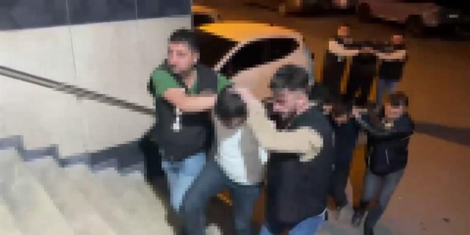 �ki ayr� cinayetin ��phelileri yurt d���na ka�amadan yakaland� - Son Dakika Haber