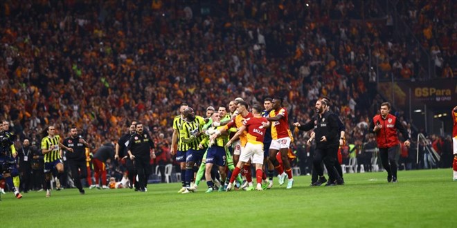 Derbi sonras� saha kar��t� - Son Dakika Haber