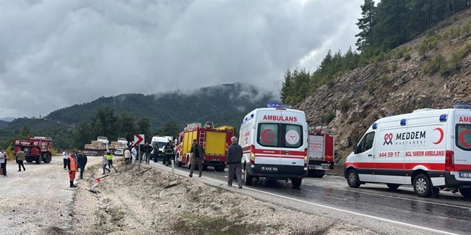 Isparta-Antalya yolunda otob�s devrildi: 1 ki�i hayat�n� kaybetti - Son Dakika Haber
