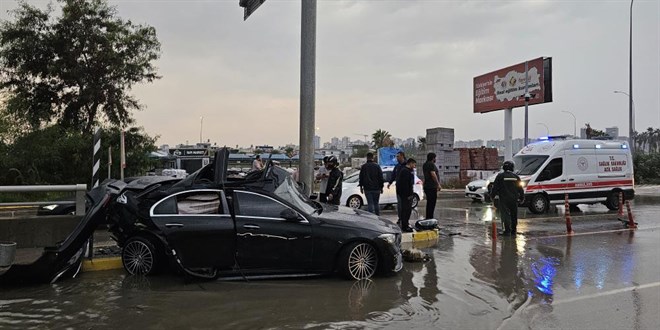 Adana'da otomobil dire�e �arpt�: 1 �l� - Son Dakika Haber