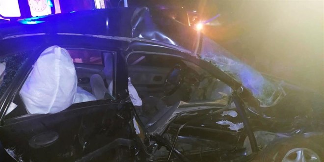 Mardin'de otomobil ile ticari ara� �arp��t�: 1 �l� - Son Dakika Haber
