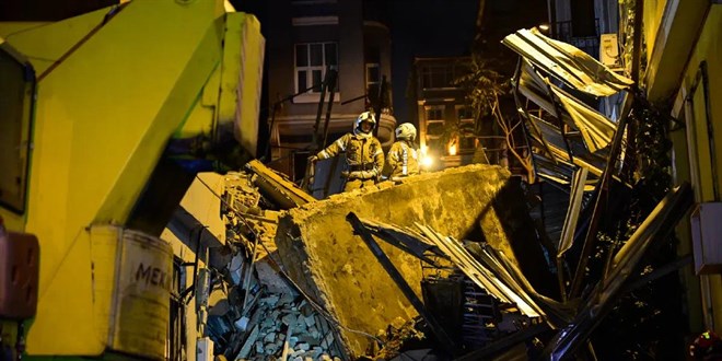 Beyo�lu'nda 5 katl� metruk bina ��kt�: Can kayb� yok - Son Dakika Haber