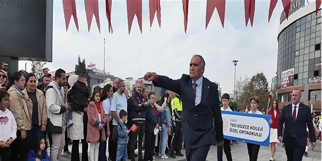 29 Ekim t�renine damga vurdu: Kenan ��retmen yine alk�� toplad� - Son Dakika Haber