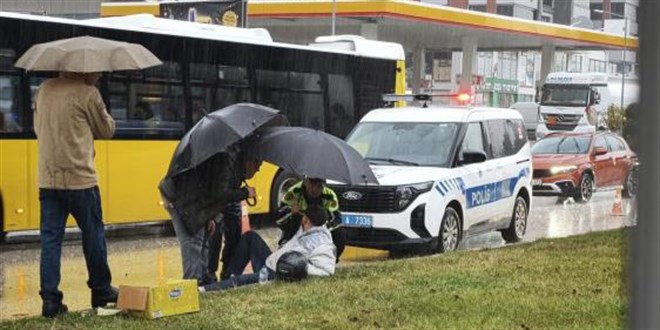 Ya�mur alt�nda �slanan yaral�ya trafik polisi �emsiye tuttu - Son Dakika Haber