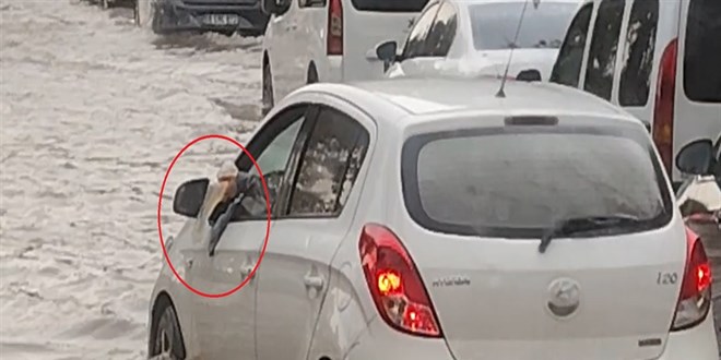 Otomobiline dolan suyu bardakla tahliye etmeye �al��t�