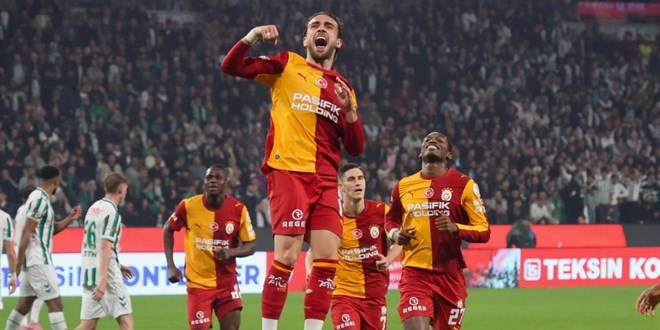 Galatasaray ligde �st �ste 4. galibiyetini ald�, puan�n� 25'e ��kard�