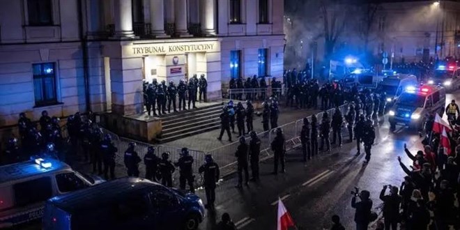 Polonya'da Anayasa Mahkemesi krizi: Ba�kan ve yard�mc�s� a���a al�nd� - Son Dakika Haber