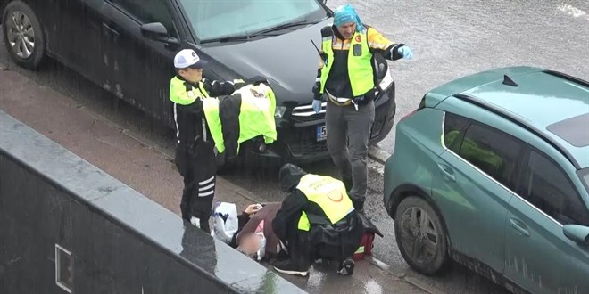 Trafik polisi yaral� kad�n� ya�murdan yele�iyle korudu - Son Dakika Haber