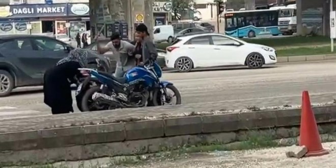 Trafikte sopayla kavga eden 2 s�r�c�ye 360 bin TL ceza - Son Dakika Haber