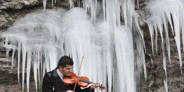 Eşsiz manzarada keman keyfi