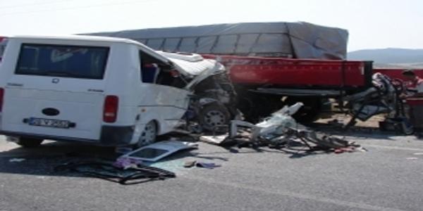 Tır, işçi servisine çaptı: 10 yaralı