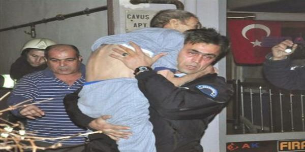 Yangında mahsur kalan hastayı polis kurtardı